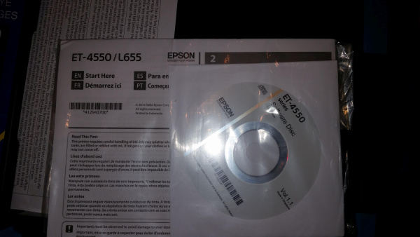 Das "Hier starten" booklet verrät uns wie der ET-4550 in anderen Teilen der Welt heißt: L655 unter anderem in Indonesien. Die mitgelieferte Software CD trägt die Versionierung v1.1