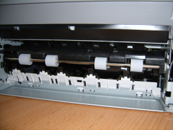 Der HP Photosmart 8250 von hinten (geöffnete "Wartungsklappe").