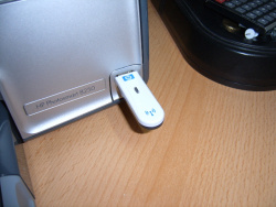 Der HP Photosmart 8250 mit dem optionalen Bluetooth-Adapter.