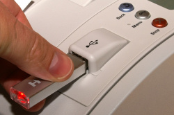 USB-Host: Gut zugänglich an der Druckervorderseite.