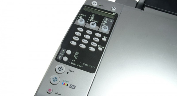 Epson Stylus DX7000F: Die Bedienung ist recht gewöhnungsbedürftig, ein Vorschaudisplay fehlt.