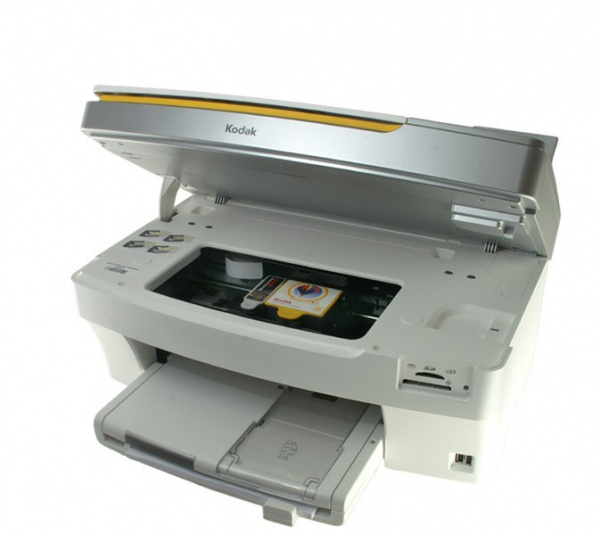 Kodak Easyshare 5300: After opening the cover there´s sufficient room for an easy exchange of cartridges.