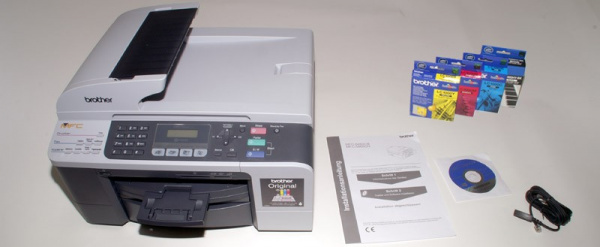 Brother MFC-5860CN: Cartridges, manual, driver-CD, TAE-cable.