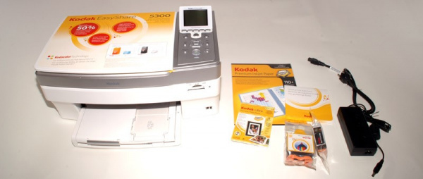 Kodak Easyshare 5300: Tintenpatronen, Treiber, Papier-Sample-Pack, Netzteil und Netzkabel.
