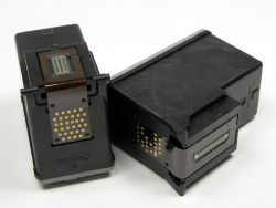 Druckkopfpatrone: Bei den sogenannten "FINE"-Kartuschen von Canon ist der Druckkopf mit dem Tintenbehälter verklebt und muss aufgebraucht entsorgt werden. Das gleiche gilt ebenso für Patronen für Envy- und Deskjet-Tintendrucker von HP.