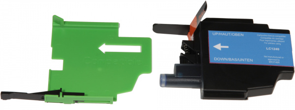 Patent umgangen: Armor hat das Brother-Patent umgangen - zuerst schiebt man den grünen Adapter in den Drucker, dann folgt die Tintenpatrone.