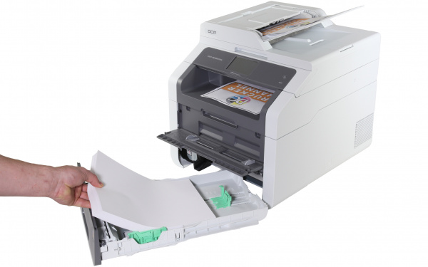 Brother DCP-9022CDW: Die Papierkassette nimmt 250 Blatt entgegen - in den manuellen Einzug passt lediglich ein Blatt. Der Vorlageneinzug (ADF) kann bis zu 35 Blatt aufnehmen.