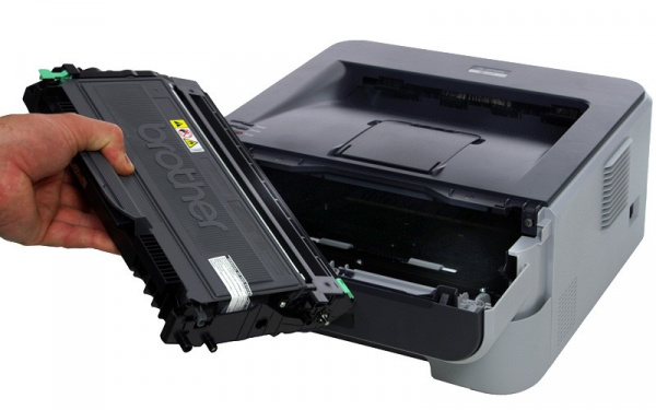 Brother HL-2150N: To replace the toner cartridge the imaging drum has to be removed and cleaned.