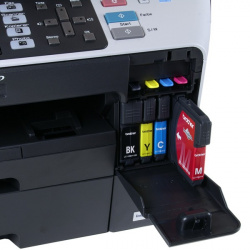 Tintenpatronen: Finden vorne im Drucker Platz - der Druckkopf holt sich die Tinte über ein Schlauchsystem.