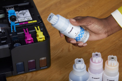 Neue Flaschen: Tintenflaschen haben nun eine Plastikkodierung, um das Füllen des falschen Tanks zu verhindern.