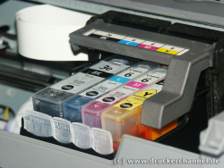 Patronensystem: Permanentdruckkopf mit den vier Farbpatronen.