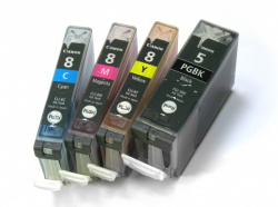 Einzelne Tintenpatronen: Die vier Druckfarben des iP3500 sind auf vier Patronen verteilt.