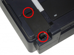Nur eingeclipst: Diese zwei Clips befestigen das Netzteil am Drucker.