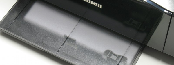 Papierkassette: Nimmt zusätzlich zum Papierfach bis zu 150 Blatt Normalpapier staubgeschützt auf.