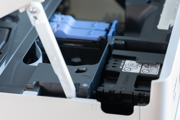 Canon Pixma TS7750i: Der auswechselbare Resttintenbehälter und der Patronenschlitten mit geschlossenen Deckeln.