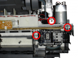 Um Das Druckwerk schließlich anheben zu können, müssen 6 Schrauben entfernt werden. Drei Schraube auf der rechten Seite ...