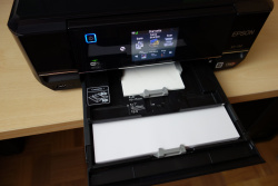 Der Multifunktionsdrucker ist mit drei Papierzuführungen ausgestattet: zwei direkt unter dem Gerät (für normal und Fotopapier)...