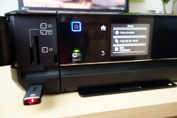 Der XP-750 nimmt alle gängigen Speicherkarten und USB-Speicher auf. Alle nötigen Einstellungen für den Direktdruck lassen sich bequem am großen Display vornehmen.