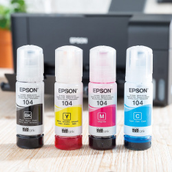 Epson 104-Tinte: Zum Lieferumfang gehört ein Satz Tinte und eine zweite Flasche mit Schwarz.