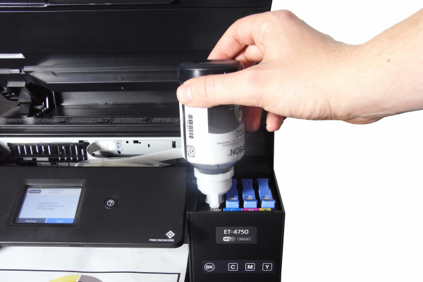 Tintentankdrucker: Drucken nicht mehr mit Tintenpatronen, sondern werden über Flaschen betankt - das hält die Druckkosten extrem niedrig.