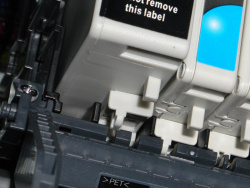 Passt nicht: Eine zu breite Noppe an der Tintenpatrone für den C86 verhindert das Einsetzen in den D88.