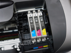 Ein weiterer Knopfdruck ist nötig, damit der Druckkopfschlitten in die Auswechselposition fährt und die Tintenpatronen ausgetauscht werden können.