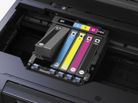 ...Im Multifunktionsdrucker stecken fünf Einzelpatronen mit Permanentdruckkopf.