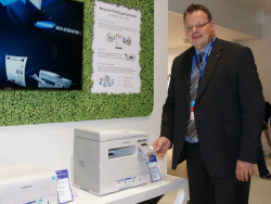 IFA Berlin 2011: Fabian Maiwald präsentiert das neue Multifunktionsgerät SCX-4729FD.