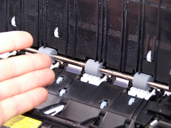 Dampfsauna: So viel Wassertröpfchen können sich im Drucker ansammeln, wenn die Luft im Büro kühl ist.