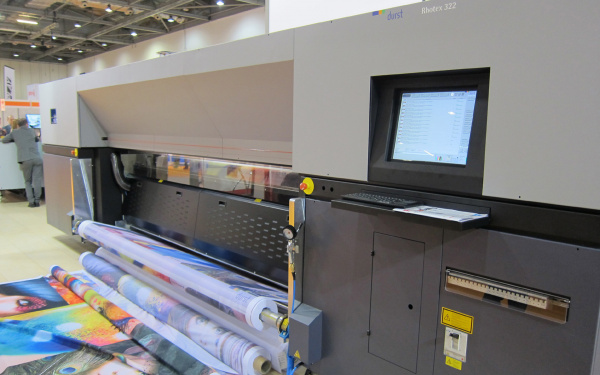 Digitaler Textildruck: Durst stellte auf der Fespa mit dem Rhotex 322 ein 3,2 Meter breites System vor.