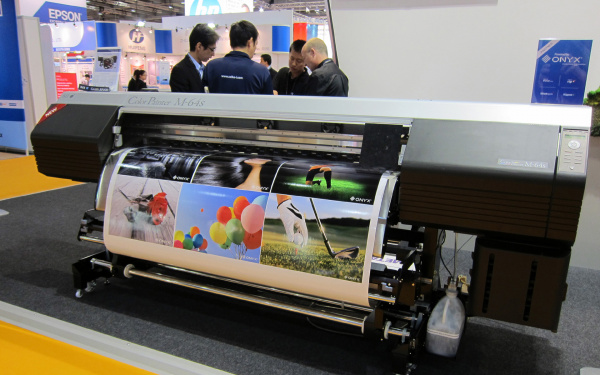 Color Painter M-64s von Seiko: Der neue Low-Solvent-Printer druckt mit bis zu sieben Farben.
