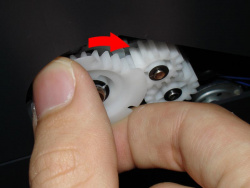 Dreht man das große Zahnrad im Uhrzeigersinn, so kann man die Druckkopfverriegelung lösen.