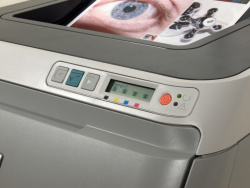 HP Color Laserjet 1600: Bedienfeld mit zweizeiligem Display.