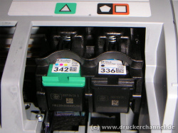 Patronenschlitten mit installierten Patronen: Die Schwarzpatrone (Nr. 336) kann gegen eine Fotopatrone (Nr. 348) getauscht werden.