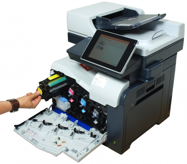 HP Laserjet Enterprise 500 Color MFP M575f: Einfacher Tonerwechsel, indem man Toner samt Bildtrommel aus dem Drucker zieht.