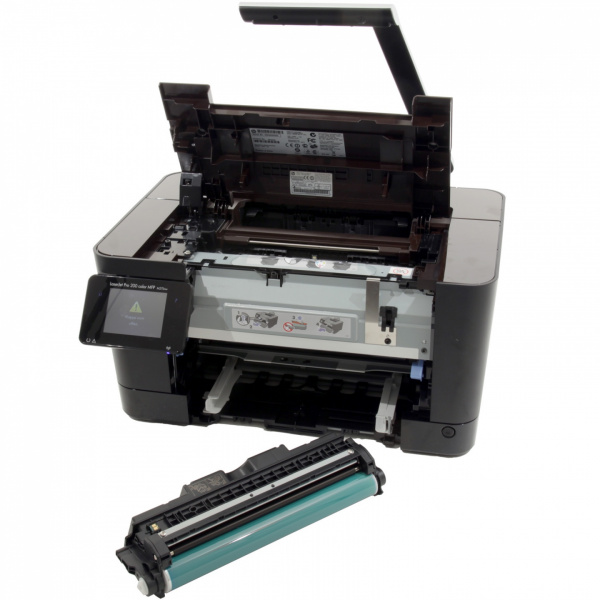 Bildtrommel: Ist vorne hinter der Plastikabdeckung versteckt - dazu muss man oben den Deckel öffnen und die Papierkassette entfernen. Die Bildtrommel (Nr. 126A) soll rund 7.000 Farbseiten durchhalten.