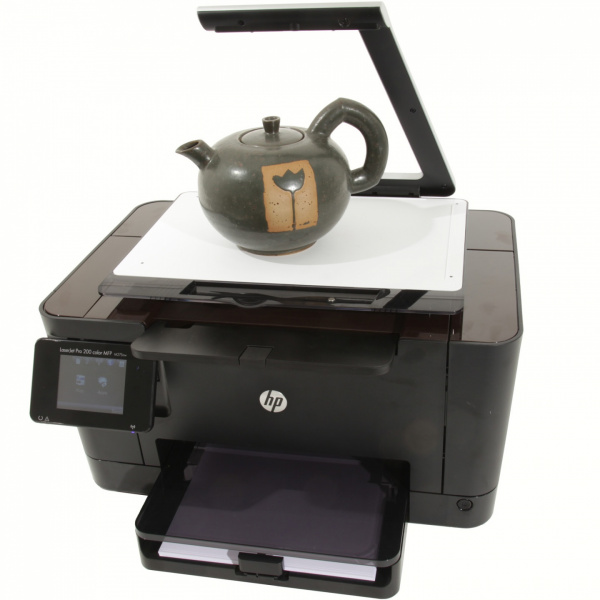 HP LaserJet Pro 200 M275nw: Der erste HP Color MFP mit TopShot Scanning ist die perfekte Lösung für Benutzer in kleinen Unternehmen und Home Offices, die scannen, kopieren und druckenmöchten. Mit der HP TopShot Scanning Technologie lassen sich Bilder von 3D Objekten erstellen und anschließend direkt ins Internet hochladen.