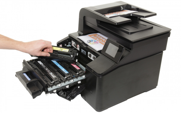 HP Laserjet Pro 200 color MFP M276n: Einfacher Tonerwechsel über eine Schublade an der Vorderseite des Druckers.