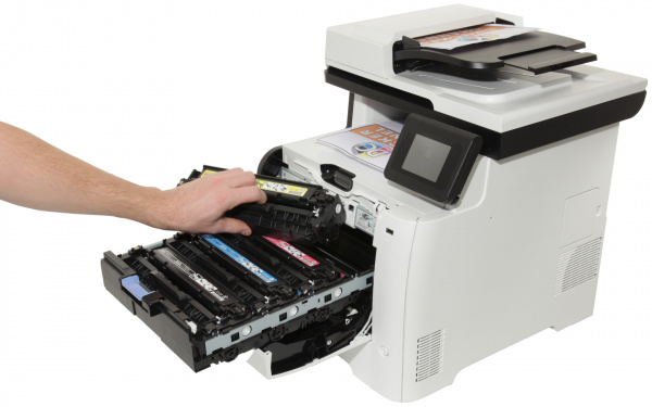 HP Laserjet Pro 300 color MFP M375nw: Zieht man die Schublade vorne aus dem Drucker, hat man alle vier Tonerpatronen vor sich.
