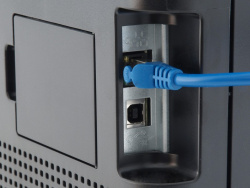 HP Laserjet Pro CP1525nw: Oben Netzwerk-, unten USB-Schnittstelle.