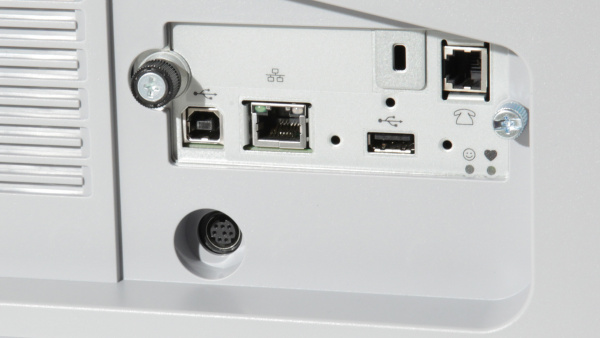 Schnittstellen: USB, Ethernet, USB-Host und Fax (von links). Öffnet man die beiden Schrauben,...