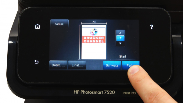HP Photosmart 7520: Kopie in Farbe oder S/W lässt sich mit einem Schritt starten, weitere Infos gibt es jedoch nur im Menü.