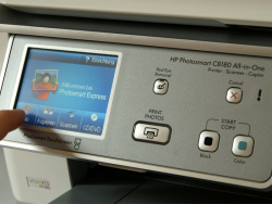 HP Photosmart C8180: Touch-Screen mit kleinen Knöpfen.