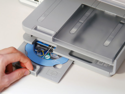 Smart: When not in use, the CD drawer is inserted into the printer.