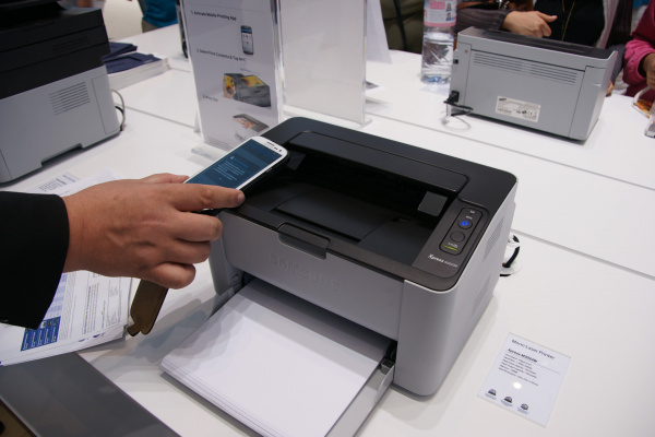 Nahfeldkommunikation: Die neuesten Laserdrucker können ohne umständliches Einrichten via NFC direkt eine Verbindung zum kabellosen Drucken aufbauen.