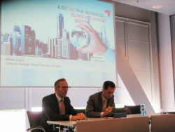 Pressekonferenz: Stefan Dylka und Juan Miguel Gil beschreiben, wie sich Druckerflotten optimieren lassen.