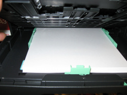 Die Papierkassette unter dem Drucker ist recht praktisch,wobei sich Normalpapier in der DIN A3 Kasette etwas "verlier".