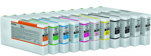 Epson-Tintenset: Großformatsysteme für wasserbasierte Pigmenttinten, drucken mit vielen Farben – wie das Tintenset der Epson Stylus Pro 4900 zeigt.