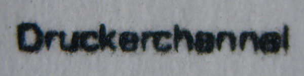 Kyocera FS-4020DN: 2-Punkt-Schrift schlecht lesbar.