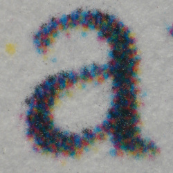 Kyocera FS-C2626MFP: Verschwommene Textkopie, weil Kyocera Farbpixel untermischt.